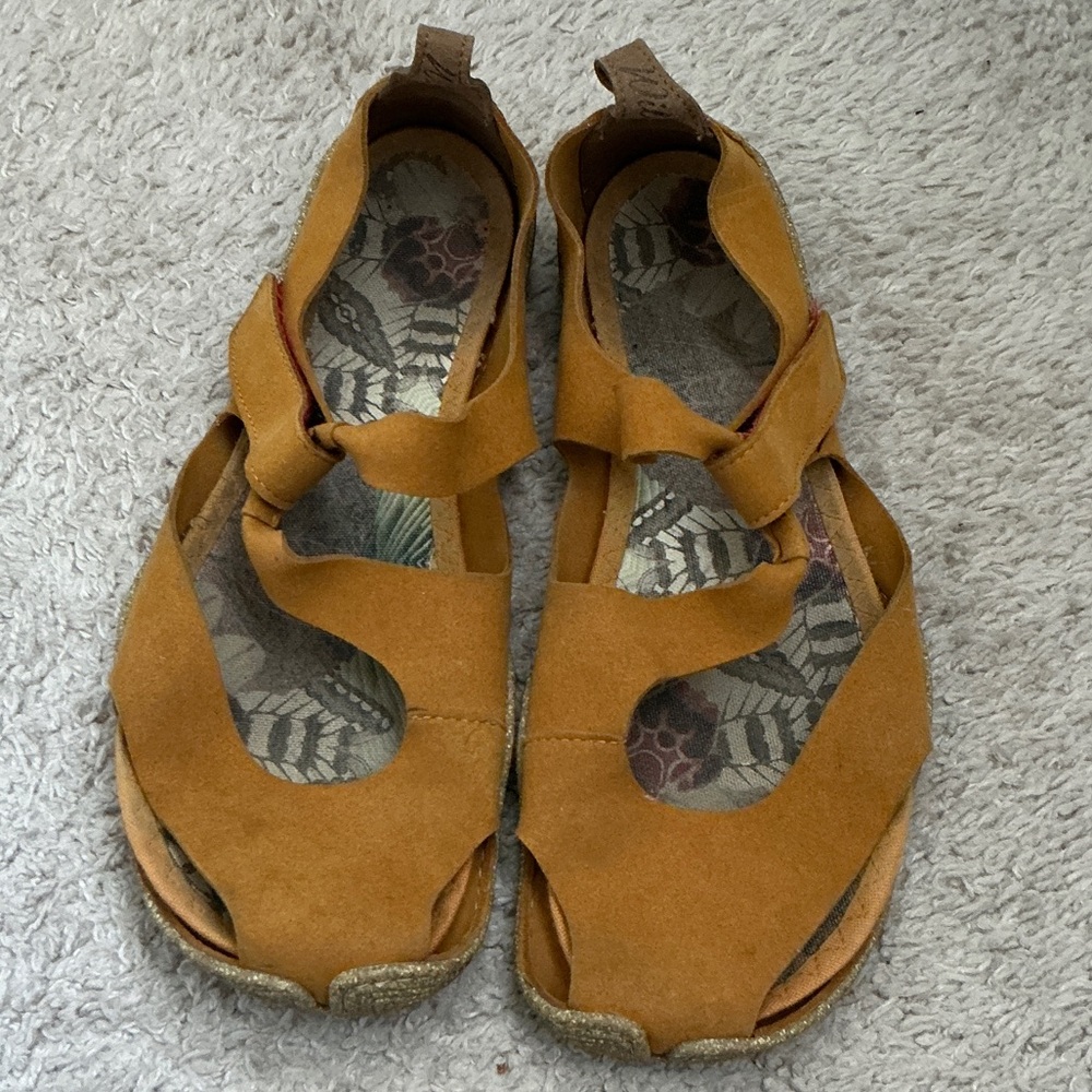 Feather sandal
